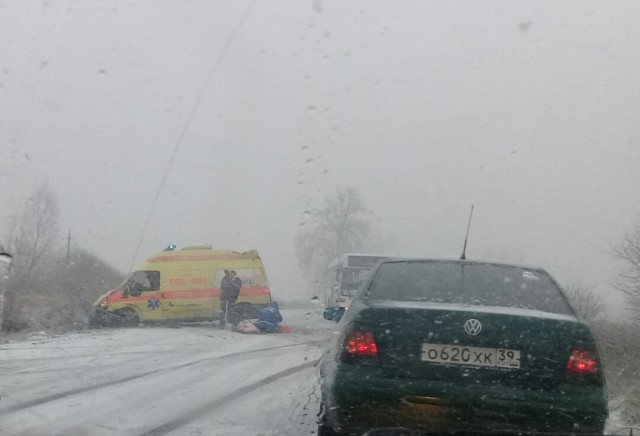 Очевидцы: На трассе Калининград — Полесск погиб в ДТП водитель скорой помощи (видео)