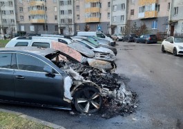 Очевидцы: Во дворе дома на улице Горького в Калининграде ночью сгорело три машины
