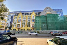 «Не весёлая картинка»: почему фасад новой Кройц-аптеки выкрасили в яркие цвета  (фото)