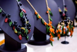«Цветы и ягоды»: в Калининградской области представят винтажную коллекцию из янтаря (фото)