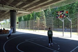 Под эстакадным мостом в Калининграде открыли баскетбольную площадку после ремонта (фото)