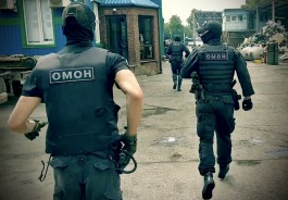 Бойцы ОМОН обнаружили наркопритон при проверке мигрантов в общежитии Калининграда