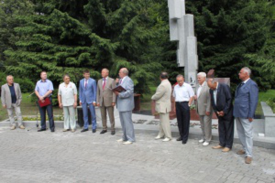 В Центральном парке установили памятник участникам восстановления Калининграда