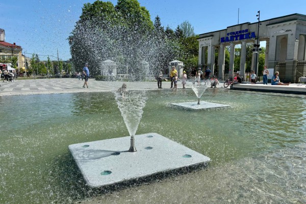 «Жаркий Первомай»: в Калининграде запустили старые и новые фонтаны (фото)
