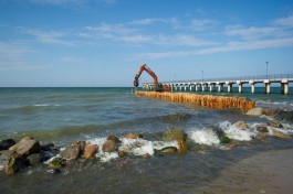 Белов: Буны на балтийском побережье строят не для борьбы с волнами